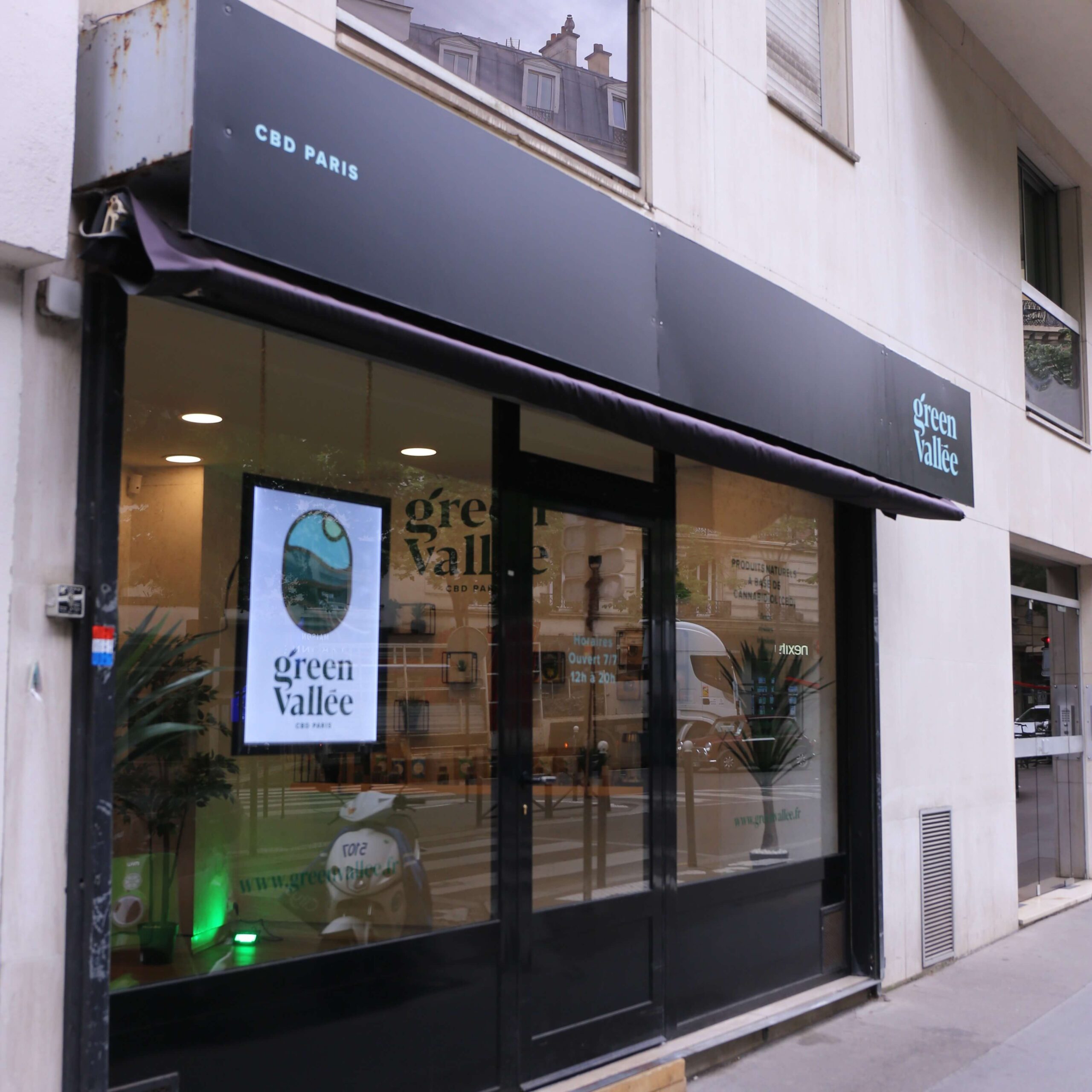 découvrez le meilleur du cbd à paris ! profitez de produits de qualité, des conseils d'experts et une vaste sélection de fleurs, huiles et cosmétiques à base de cbd, le tout dans une ambiance chaleureuse. visitez-nous pour une expérience unique!